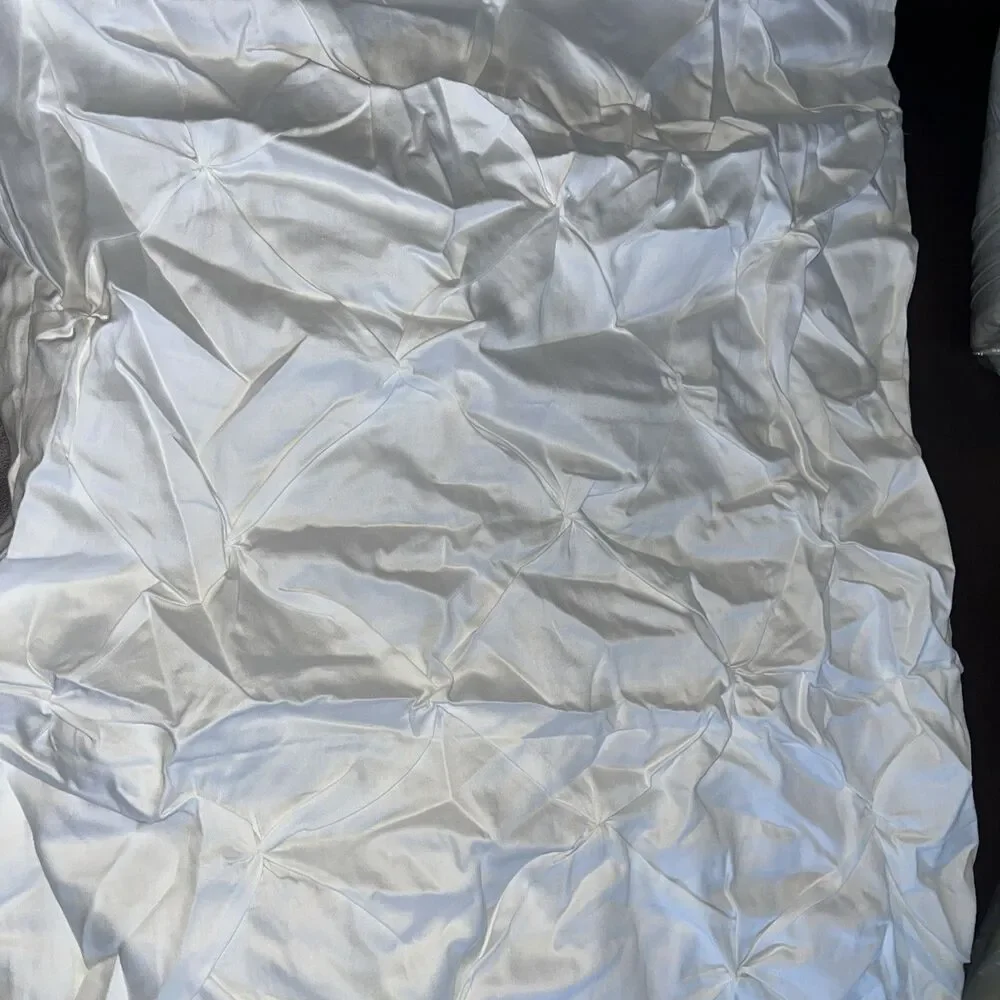 eBeddy Linens White Pinch Pleated Pintuck Duvet Cover Set Alaskan King